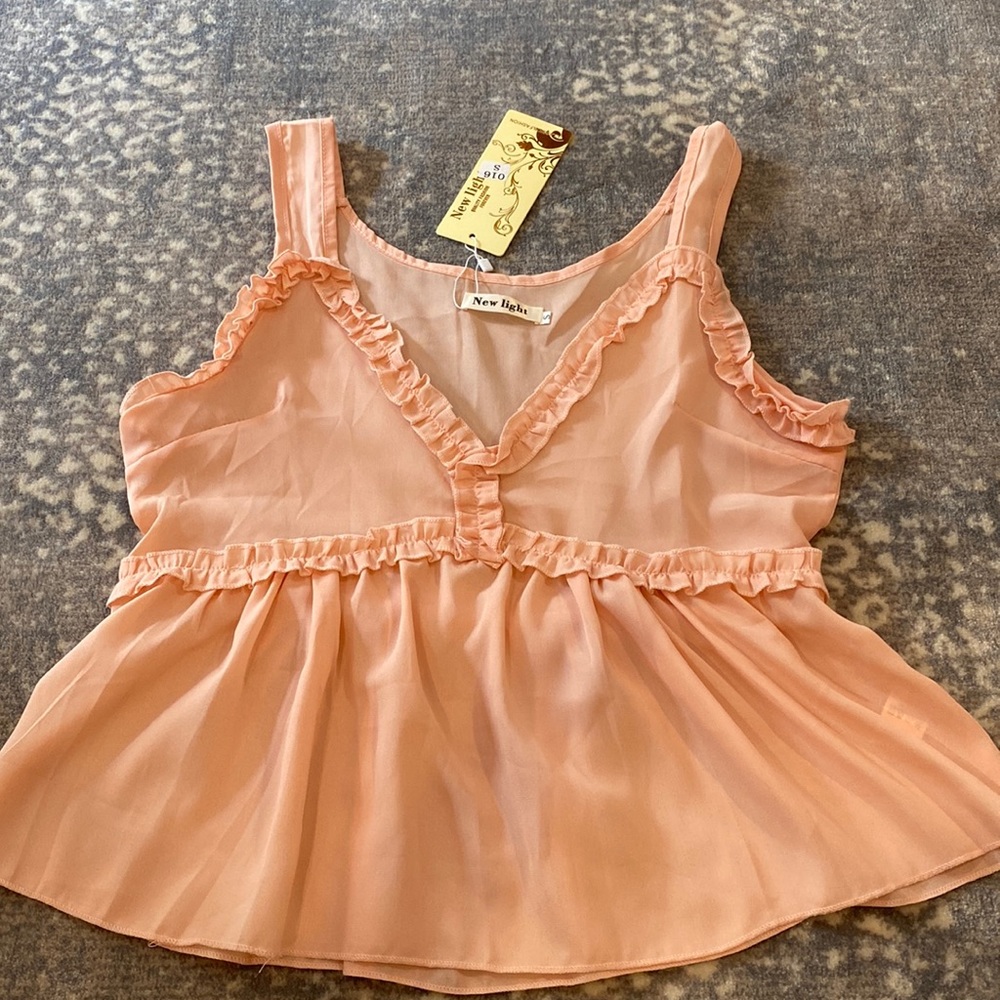 NEW LIGHT SIMPLY DARLING TOP IN PEACH NWT